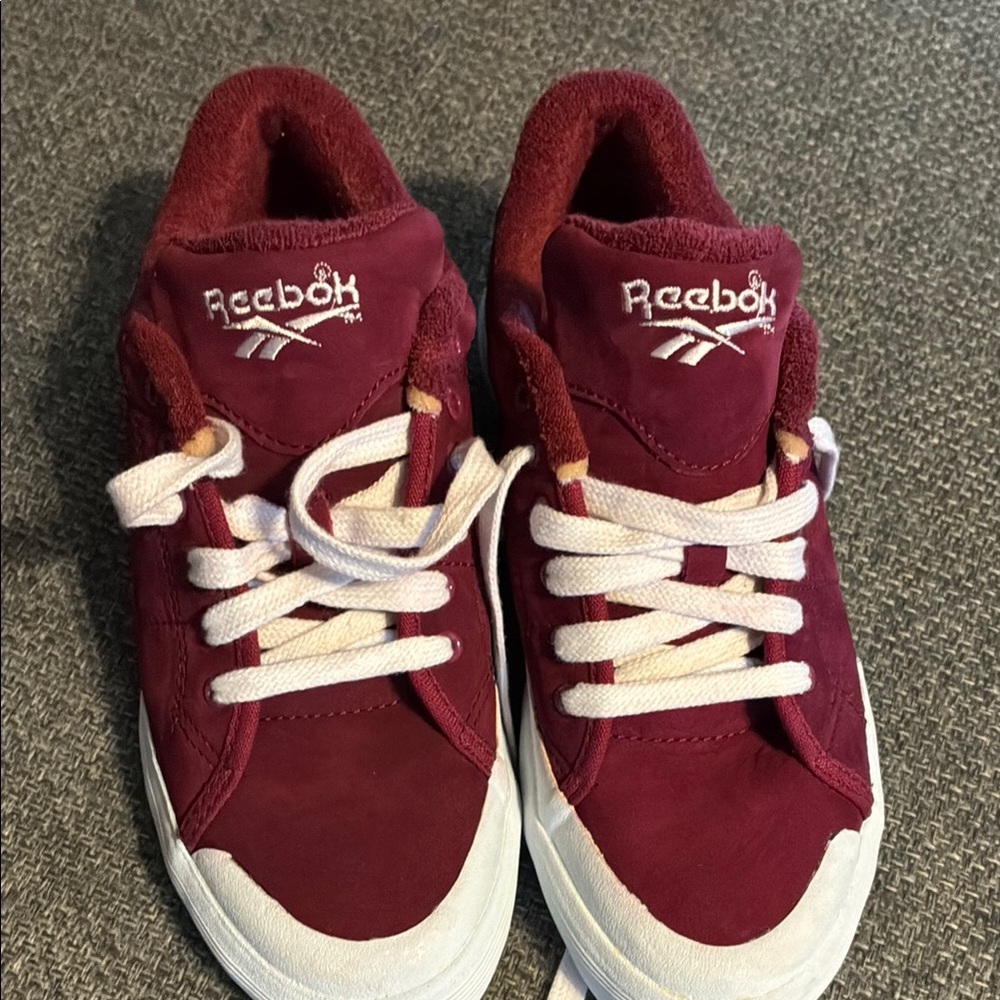 Reebok vintage  Classic burgundy and white  Sneakers with Iconic Logo